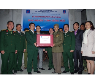 Há»™i Cá»±u chiáº¿n binh trao quÃ  cho gia Ä‘Ã¬nh khÃ³ khÄƒn